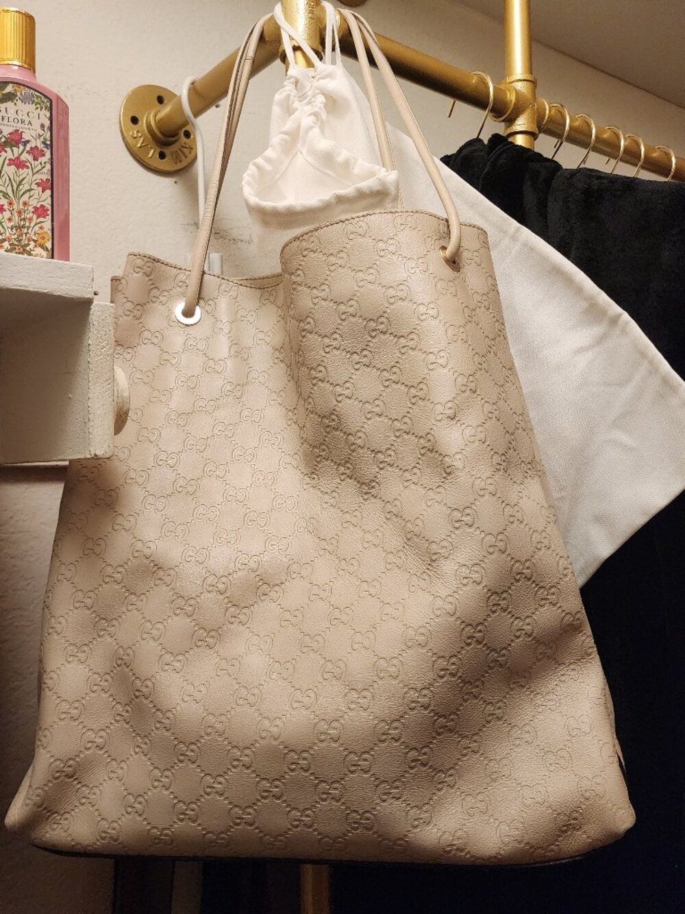 Authentic Gucci leather tote in a beautiful neutral beige/cream color